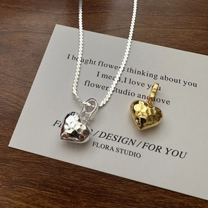 Collana con ciondolo a cuore martellato in argento sterling S925 finiture oro e argento