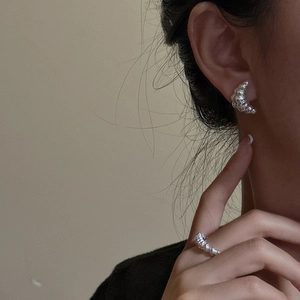 S925 sterling silver croissant jewelry set with spiral earrings and ring worn by model