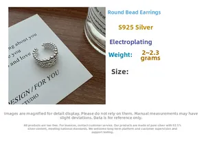 Détail macro de la bague d'oreille multicouche en argent S925 avec perles polies