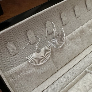 Elegant S925 sterling silver fan shaped drop earrings with openwork radiating design