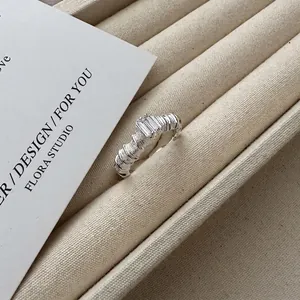 Minimalistischer S925 Silberring mit Rippentextur und rechteckigem Zirkonia-Stein