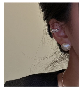 Détail de manchette d'oreille multicouche en argent S925 et puce d'oreille texturée portée