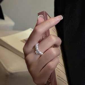 Irregulärer Ring aus S925 Sterlingsilber mit drei Zirkonia-Steinen im Baguette-Schliff