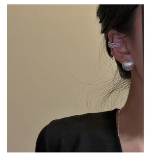 Détail de boucles d'oreilles S925 en argent sterling avec perles et clous au fini mat