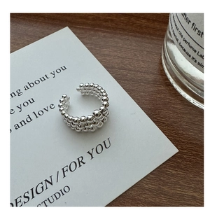 Vue macro de la bague en perles d'argent avec une finition minimaliste en argent S925