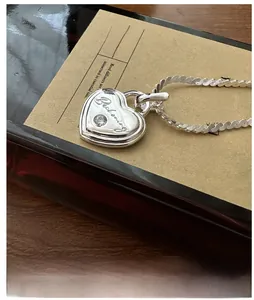 Détail du pendentif cœur en argent sterling S925 avec gravure élégante et zircon