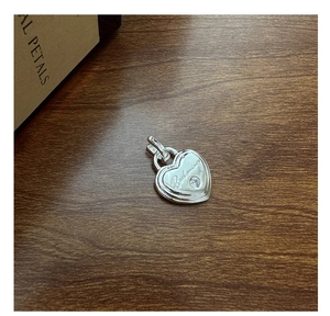 Détail du pendentif cœur en argent S925 avec gravure Beckoning et petit zircon brillant