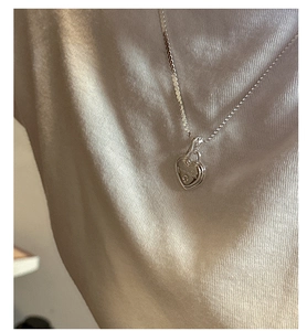 Détail du collier en argent S925 avec pendentifs cœurs superposés sur une chaîne fine