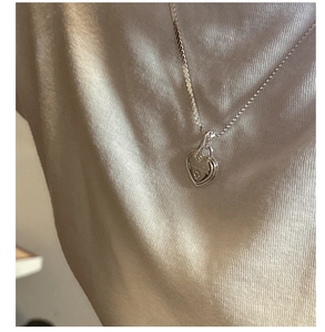 Vue détaillée du pendentif cadenas en forme de cœur en argent S925 sur une chaîne fine