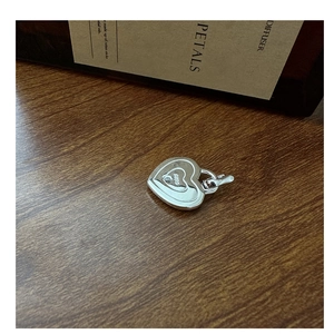 Détail du pendentif coeur en argent sterling S925 avec gravure de poinçon authentique