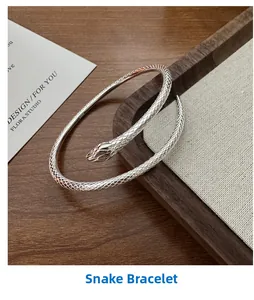 Makroaufnahme des S925 Silber-Schlangenarmbands mit Schuppentextur und Stempelung