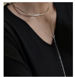 Close-up of S925 silver wavy choker necklace with a layered Y-shaped drop chain detail