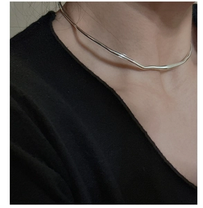 Close-up of liquid-like irregular streamline S925 silver choker on model neck