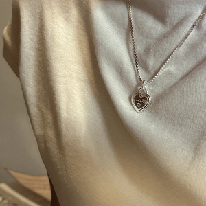 Collier pendentif cœur minimaliste en argent S925 avec zircon sur un mannequin femme