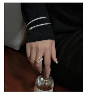 Nahaufnahme von S925 Silberring und Armband in Schlangenform mit feiner Textur