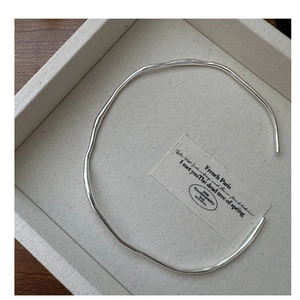 Detailed view of S925 sterling silver liquid choker with textured streamline design