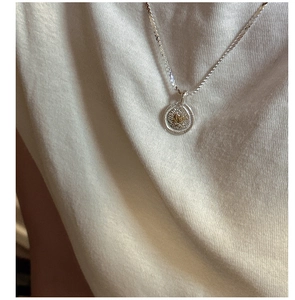 S925 Sterling Silber Halskette mit goldenem Herzanhänger auf weißem T-Shirt getragen
