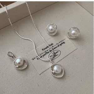 Macro shot of S925 silver pearl pendant with irregular hammered metal texture on tray