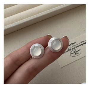 Détails des boucles d'oreilles en argent S925 avec finition mate et pierre d'opale blanche