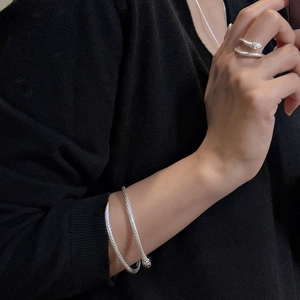 Elegantes S925 Sterlingsilber Schlangenarmband und Ring Set mit strukturierter Schuppenoptik