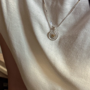 S925 Sterling Silber Kette mit Sonnenstrahl-Anhänger und goldenem Herz auf Hals