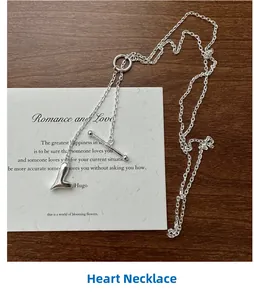 Dettaglio della collana a cuore in argento S925 con chiusura a levetta OT su legno scuro