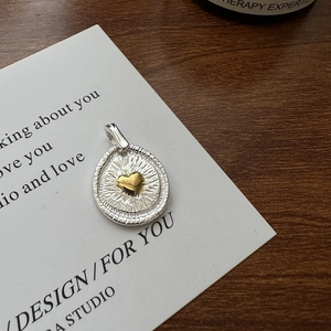 S925 Sterling Silber Herzanhänger mit Sonnenstrahl-Textur und vergoldetem Herz in der Mitte
