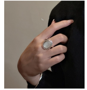 Dettaglio di un anello in argento S925 con opale ovale e fascia a strati moderni