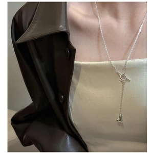 Dettaglio della collana con pendente a cuore d'argento e chiusura OT su modella