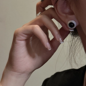 Boucles d'oreilles minimalistes en argent S925 avec finition mate et pierre noire