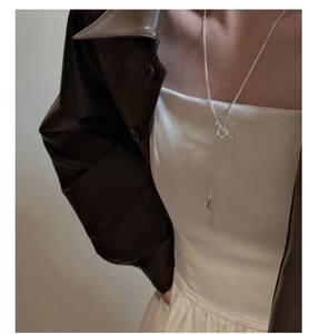 Dettaglio della collana a cuore in argento S925 con chiusura a T su una modella