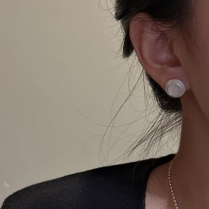 Boucles d'oreilles minimalistes en argent S925 avec texture mate et pierre sertie