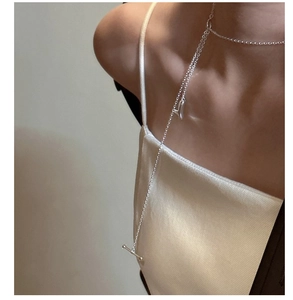 Dettaglio collana a Y in argento S925 con ciondolo a V e chiusura a barra a T elegante