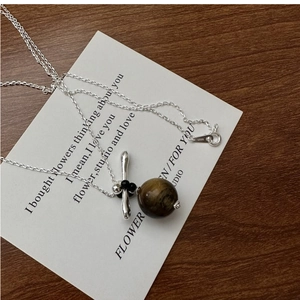 Gros plan du collier en argent sterling S925 avec un pendentif naturel en pierre d'oeil de tigre