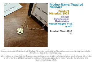 Gros plan d'un collier en argent S925 avec pendentif texturé à effet plissé doré