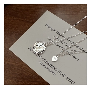 Détail macro du pendentif irrégulier en argent S925 avec texture martelée sur une chaîne