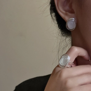 Set anello e orecchini in argento S925 con agata bianca e design a fili metallici multipli