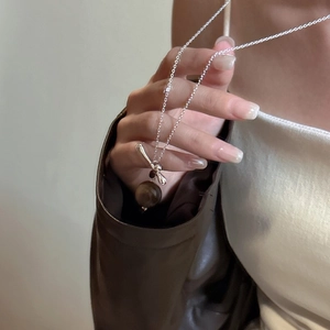 Collier en argent S925 avec pierre oeil de tigre et fermoir à bascule porté à la main