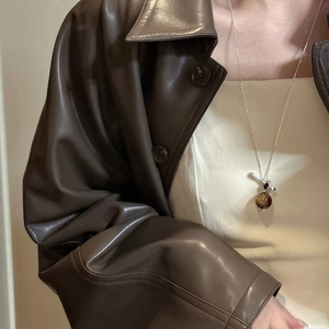 Collier élégant en argent S925 avec pendentif perle œil de tigre sur veste en cuir