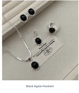 Détail d'un ensemble de bijoux en argent S925 avec pendentif en agate noire et coffret