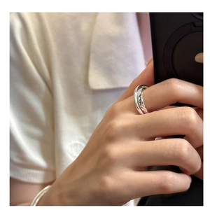 Close-up of S925 sterling silver double-layered ring with twisted rope texture on model