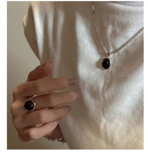 Détail macro du collier en argent S925 avec pendentif onyx noir et bague assortie