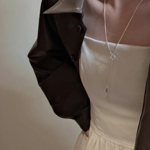 Collana a Y in argento S925 con ciondolo a cuore e chiusura a barra su modella