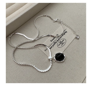 Détail du collier en argent S925 avec pendentif agate noire et chaîne serpent plate