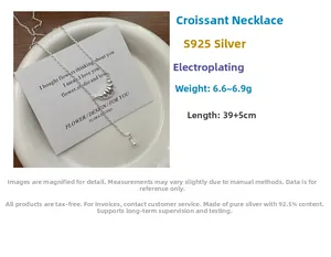Détail du collier pendentif croissant en argent sterling S925 avec finition plaquée