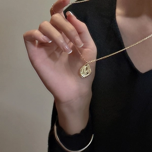 Collier en argent S925 doré avec pendentif goutte d'eau texturé irrégulier pour femme chic