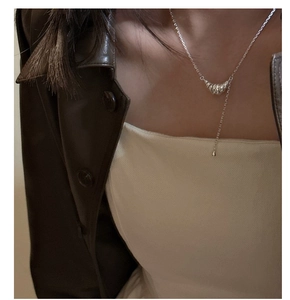 Détail du collier croissant en argent 925 avec élégant pendentif goutte sur un mannequin