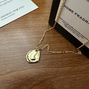 Collier minimaliste en or avec pendentif lave texturé sur bois avec boîte cadeau chic