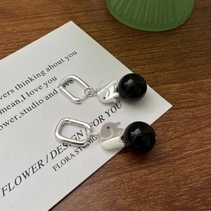 Minimalist S925 silver elephant earrings with black agate beads and white shell charm