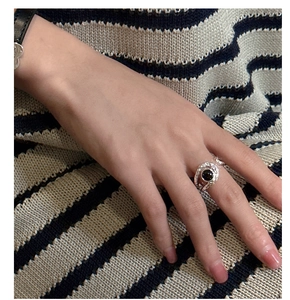 Detailed view of S925 silver ring featuring handcrafted texture and black onyx gemstone